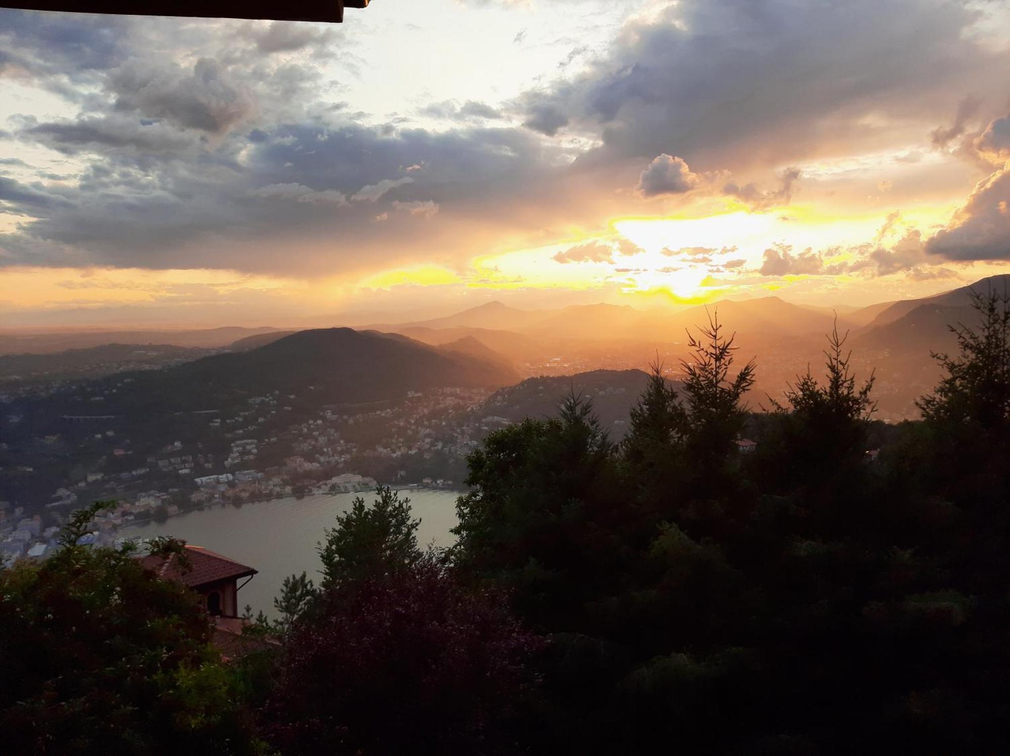 Il Nido Della Fenice Brunate Bagian luar foto